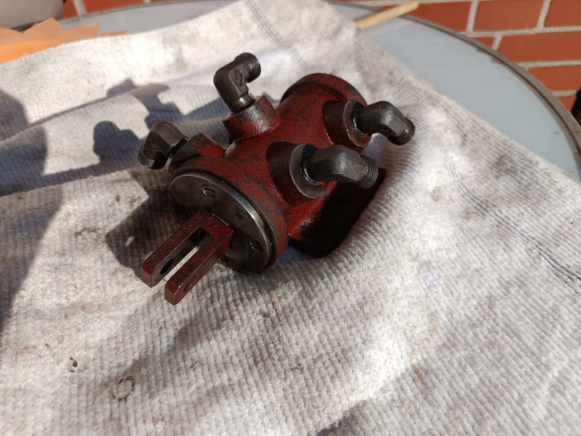 Ausgebauter Hydraulikdruckzylinder auf einem Stofftuch