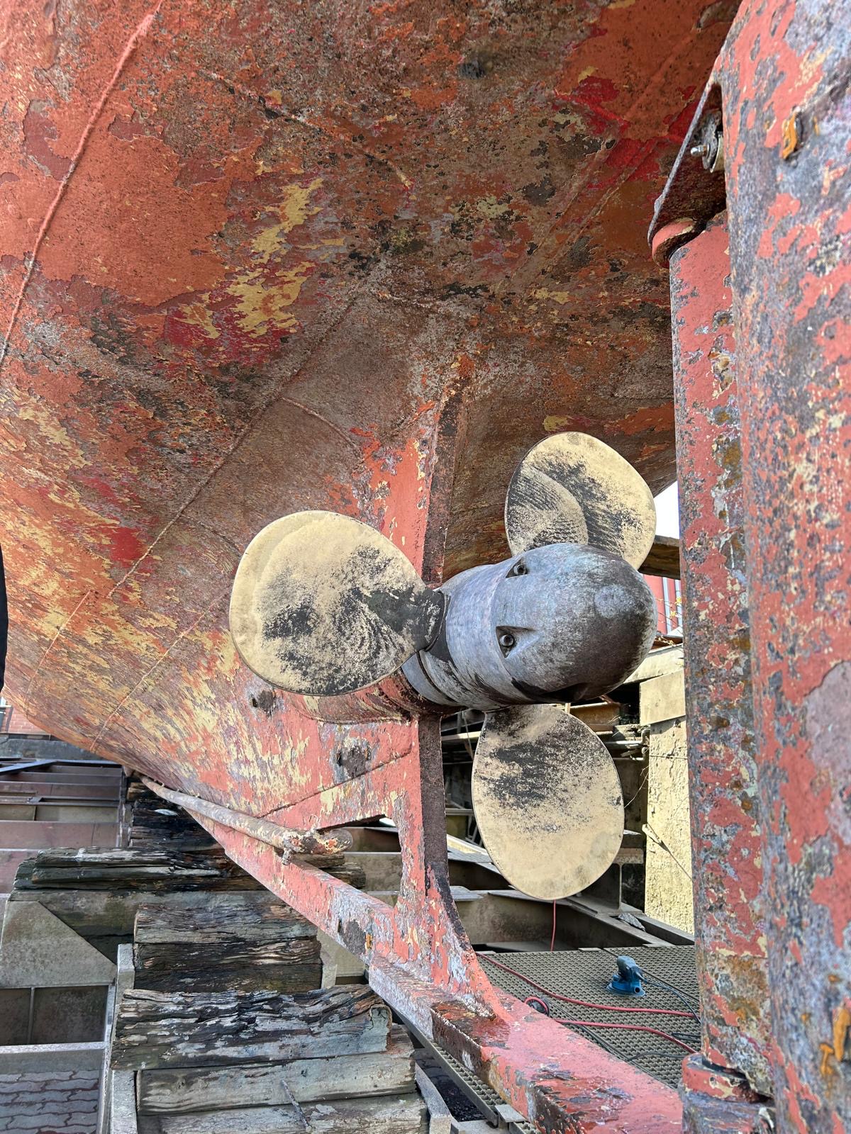 Verstellpropeller der Elbe 27 auf dem Slip der Firma Buschmann