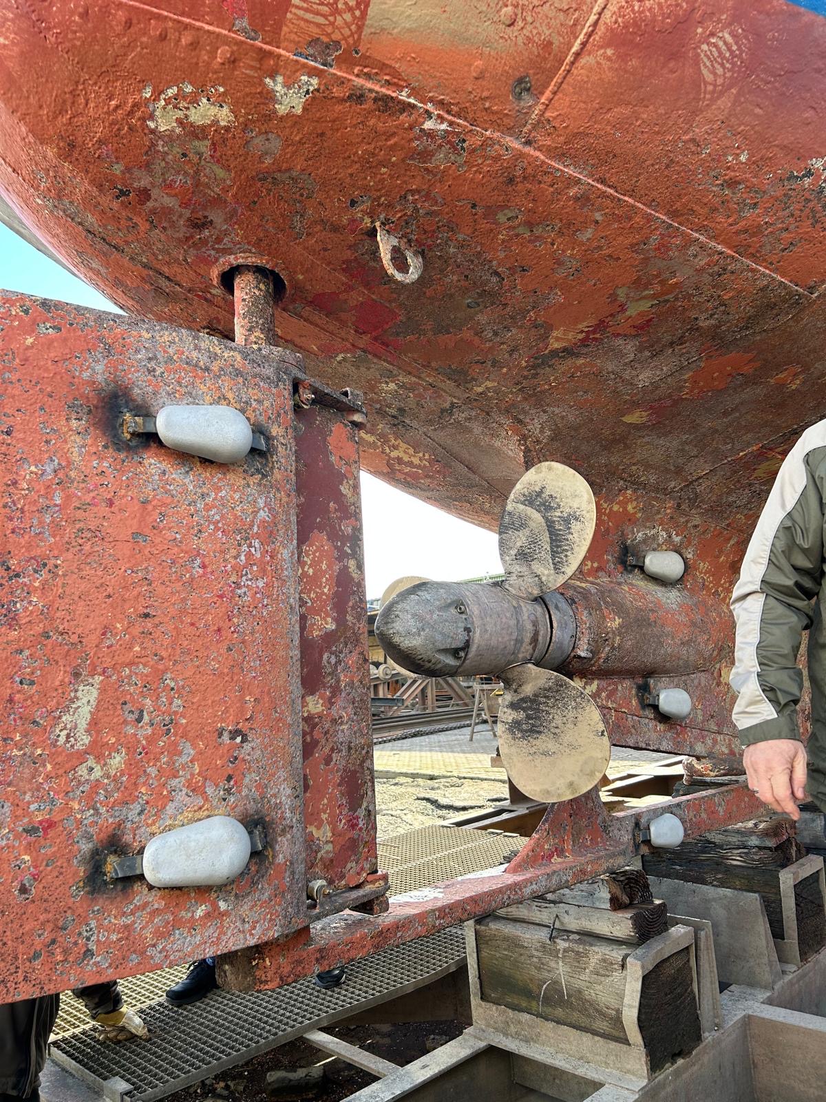 Sichtbare Opfeeranoden am Schiffsrumpf