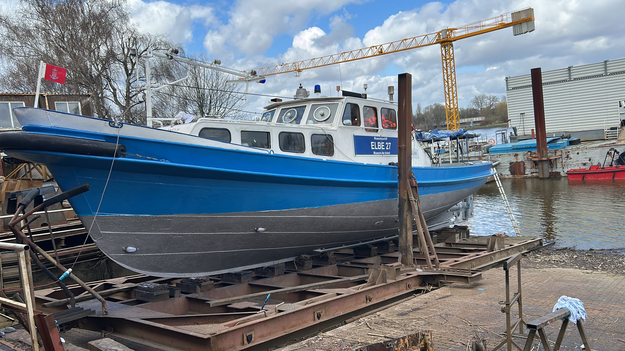 Elbe 27 auf dem Slip mit dem neuen Farbanstrich