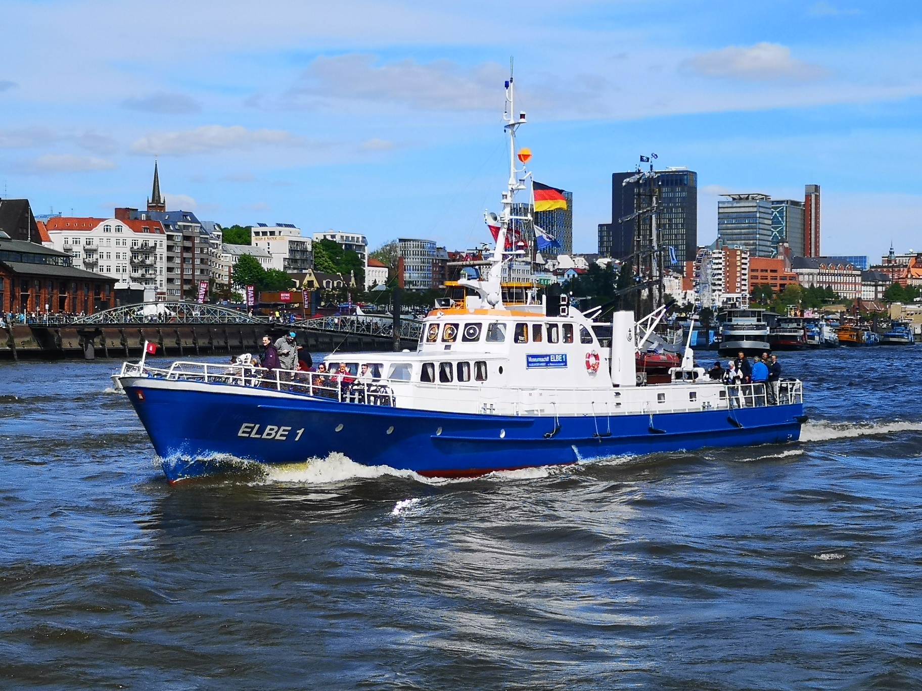 Ein Foto der Elbe 1 im Hamburger Hafen Höhe Altona